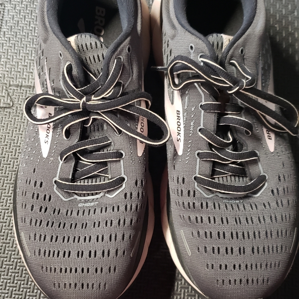 Brooks Ghost 13 running shoes - size 10